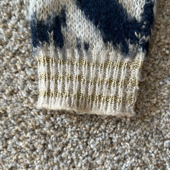 Sweater size small - Picture 5 of 6